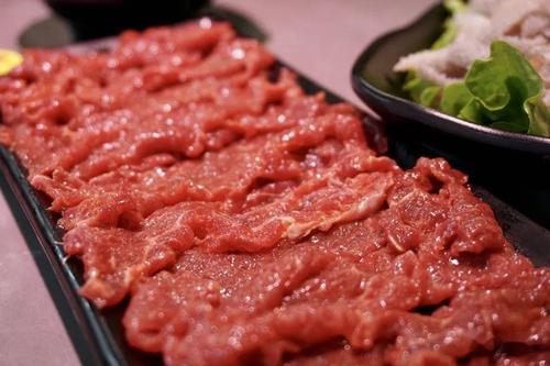 这家店有好多鲜肉哦,怪不得生意那么好!