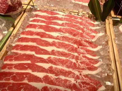 小编的第一次五星好评给了它!这家自带鲜肉超市的烤肉店,偷偷开到哈尔滨了!